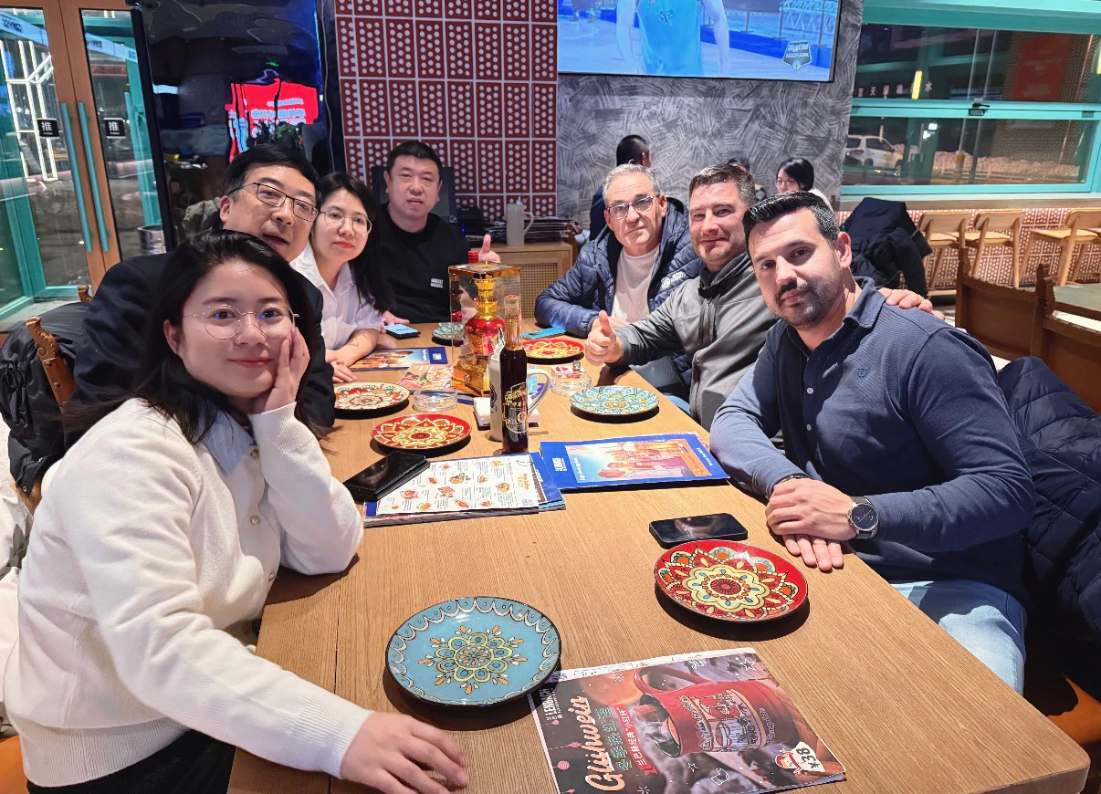 Yuwuzhi team sharing a meal with international business partners