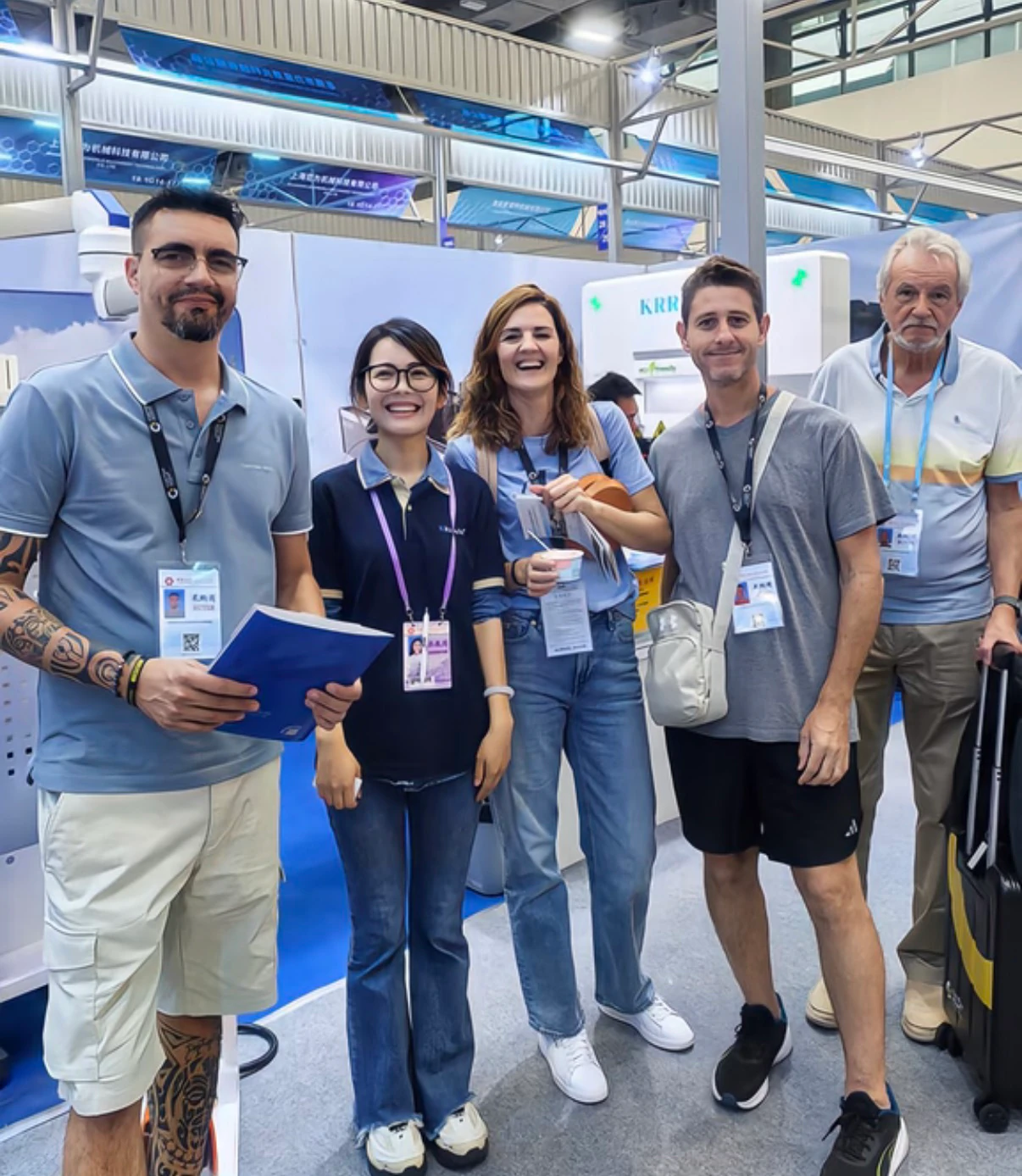 Yuwuzhi team and international guests at a trade fair