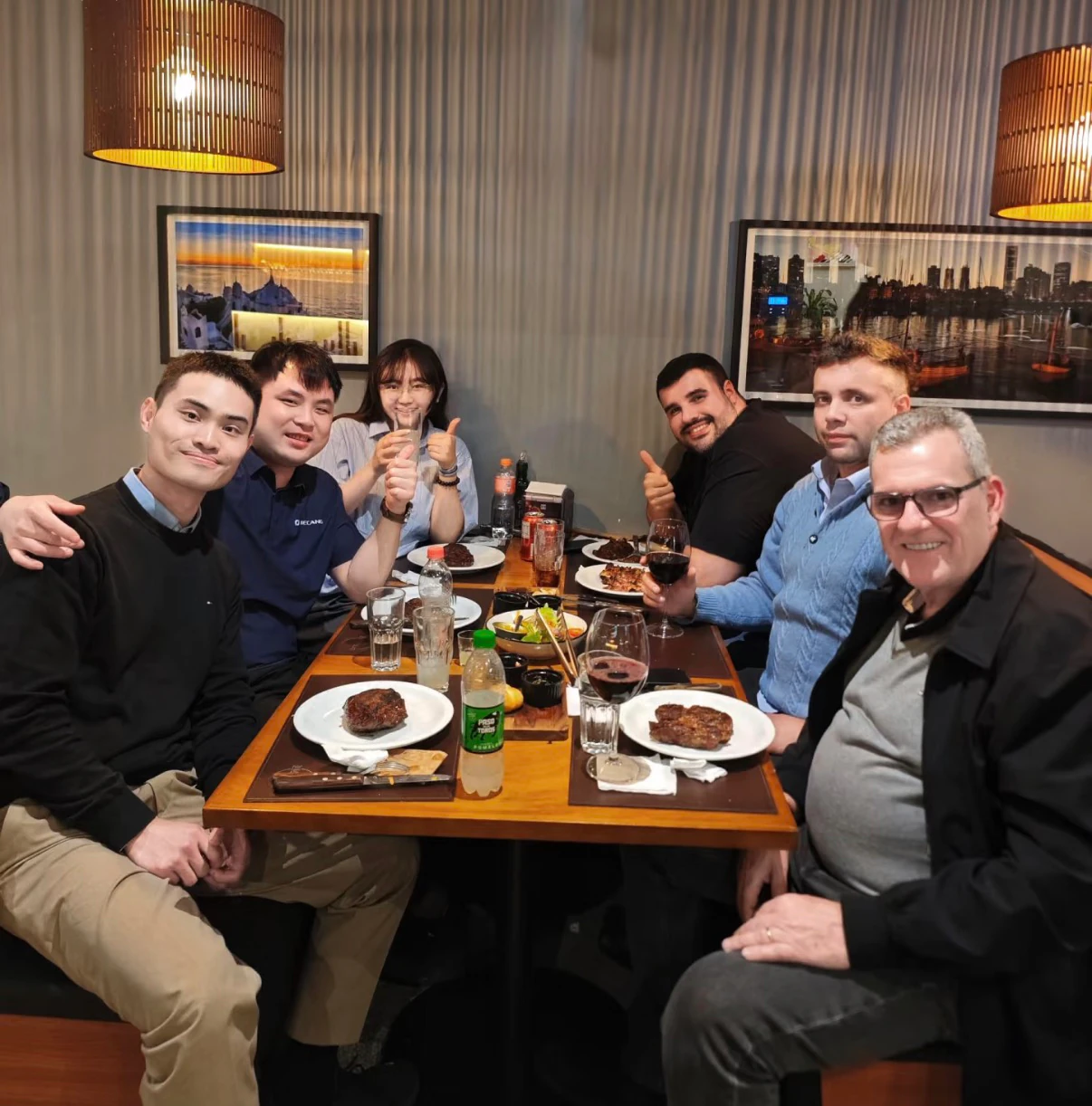 Yuwuzhi colleagues and international partners sharing a meal
